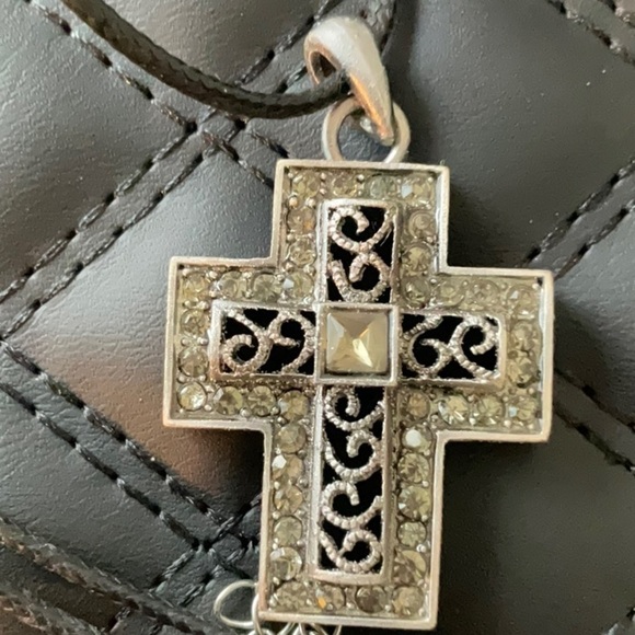 VINTAGE FILAGREE & RHINESTONE CROSS ON BLACK LEATHER NECKLACE - Picture 1 of 5